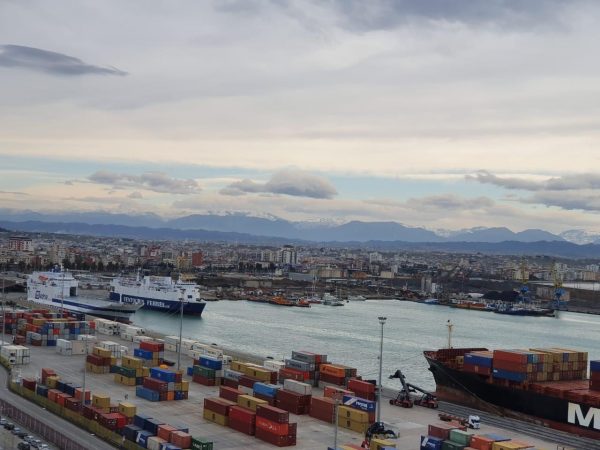 PEZULLIMI I LUNDRIMIT PREJ MOTIT TË KEQ/ Porti i Durrësit: Situata po normalizohet, pritet nisja e dy trageteve drejt…
