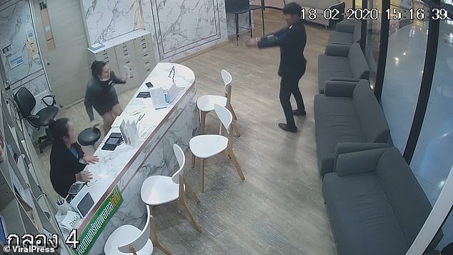 BURRI XHELOZ/ Momenti kur vret ish-bashkëshorten në një klinikë dentare (VIDEO)