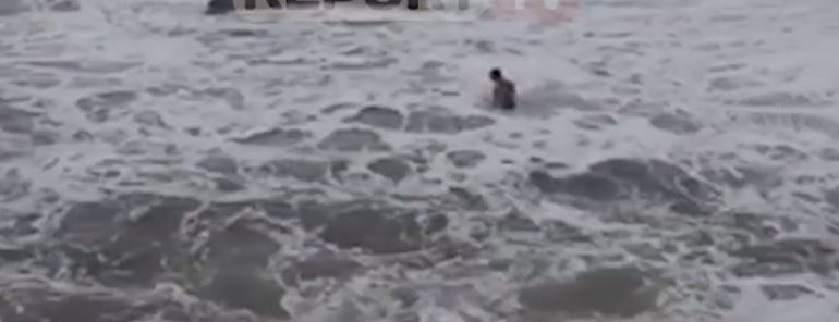 NDODH EDHE KJO/ Vlonjati sfidon “egërsinë” e motit dhe detit për t’u larë (VIDEO)