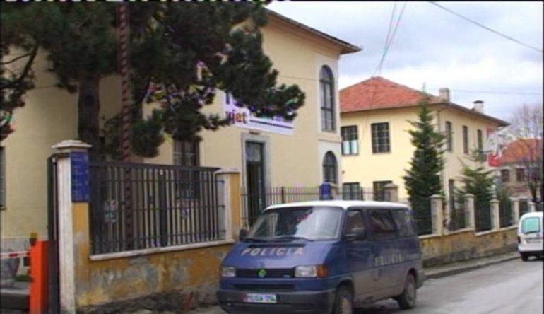 SHKREHËN ME ARMË GJATË SHERRIT NË KORÇË/ Arrestohen dy vëllezërit dhe shoku i tyre
