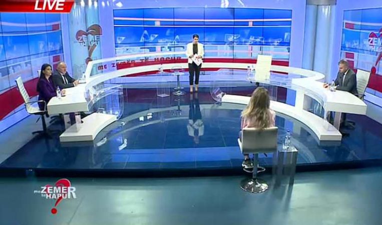 “MË KËRCËNUAN TË HIQJA FËMIJËN”/ 34-vjeçarja publikon përgjimet për vjehrrën: Më kanë dhunuar bashkë me kunatën… (VIDEO)