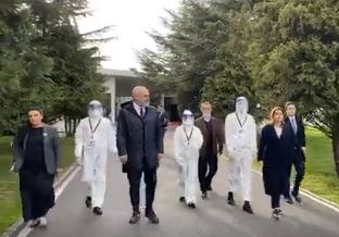 “SOT JEMI ITALIANË”/ Rama përcjell 30 mjekët për në Bergamo