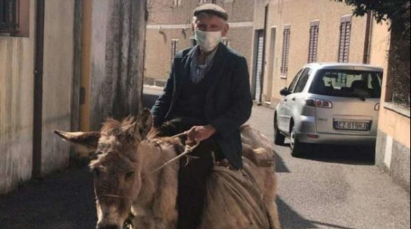KORONAVIRUSI NË ITALI/ Fotoja e 81-vjeçarit me maskë mbi gomar bëhet virale