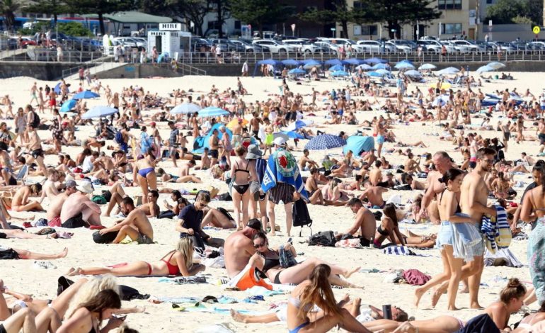 KORONAVIRUSI NË AUSTRALI/ COVID-19 nuk tremb plazhistët, Bondi Beach në Sydney i tejmbushur (FOTO)