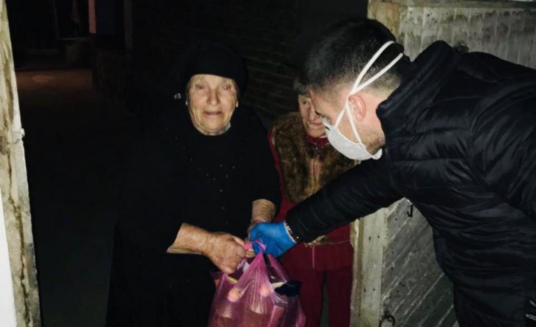 KORONAVIRUSI NË SHQIPËRI/ Maliq, pensionistëve dhe familjeve në nevojë u çohen ushqime në shtëpi