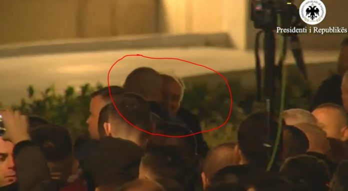 FOTOLAJM/ Në përfundim të protestës, Meta puth Fahri Balliun
