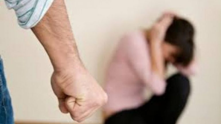 E RËNDË NË DURRËS/ Ushtroi dhunë ndaj bashkëshortes së tij, 50 vjeçari tenton të…