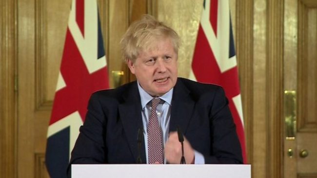 KORONAVIRUSI NË BRITANI/ Boris Johnson paralajmëron për “masa të mëtejshme” nëse njerëzit nuk qëndrojnë dy metra larg