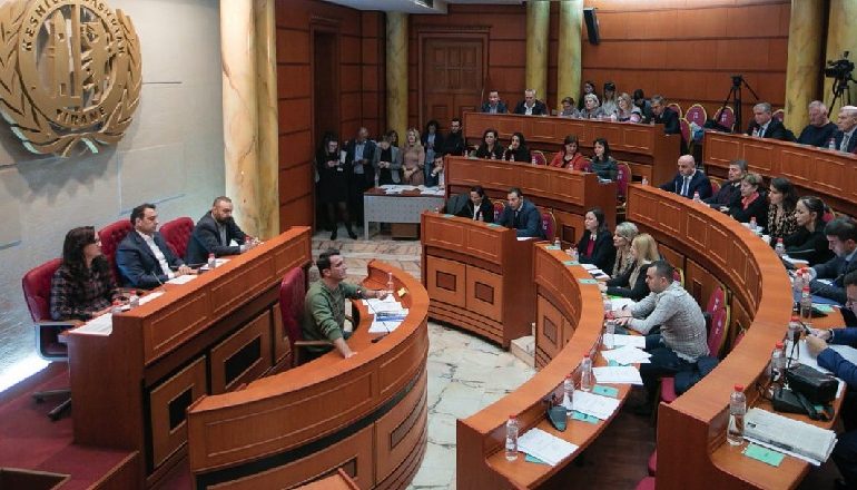 MASAT NDAJ KORONAVIRUSIT/ Këshilli Bashkiak miraton vendimet, transport i personelit mjekësor dhe ushqime për të moshuarit e shtresat në nevojë