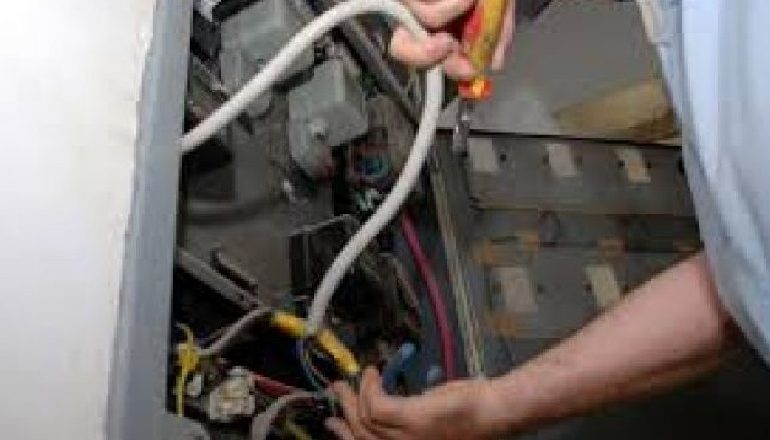 RA NË KONTAKT ME RRYMËN ELEKTRIKE/ Ndërron jetë mirëmbajtësi i rrugëve të Baldushkut në Tiranë