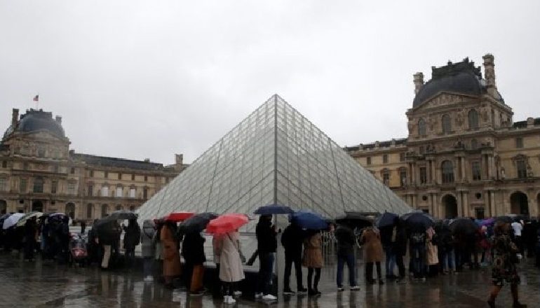 KOORNAVIRUSI/ Muzeu i Luvrit në Paris mbyll dyert. Radhë të gjata…