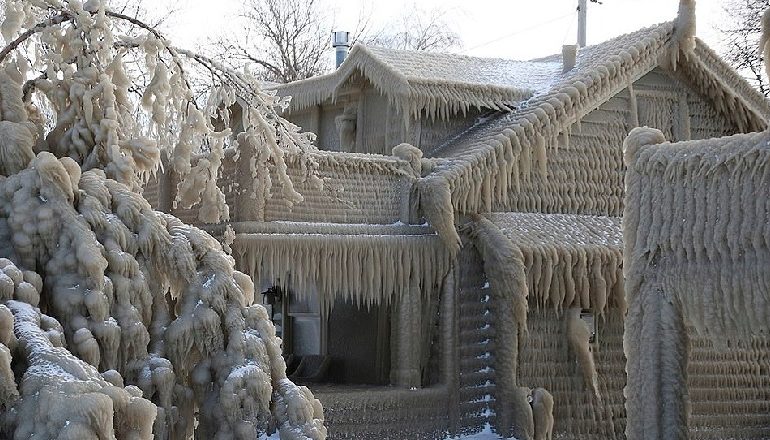 PAMJE TË FRIKSHME NGA NEW YORK/ Akulli mbulon zonën e liqenit Erie (FOTOT)