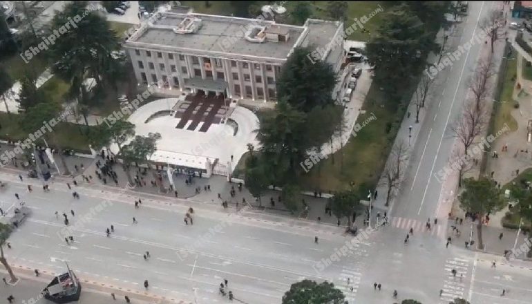 30 MINUTA PARA NISJES SË TUBIMIT/ Pamje nga bulevardi “Dëshmorët e Kombit” (VIDEO)