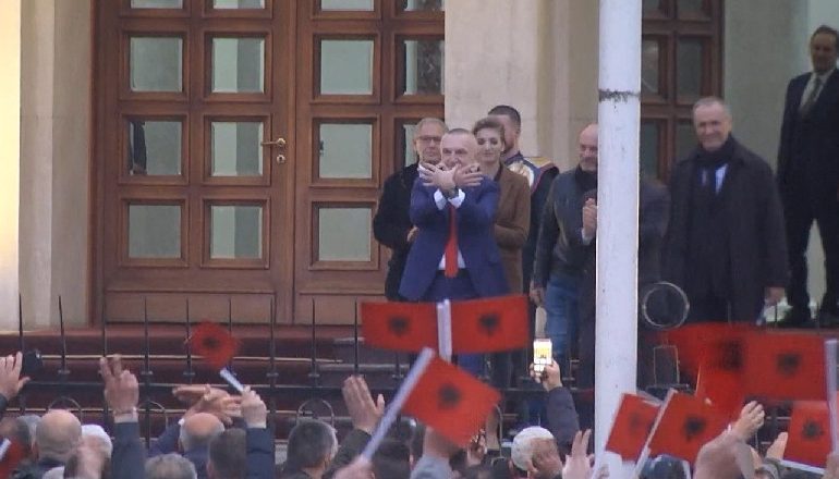META DEL NGA PRESIDENCA/ Përulet duke bërë shqiponjën me duar
