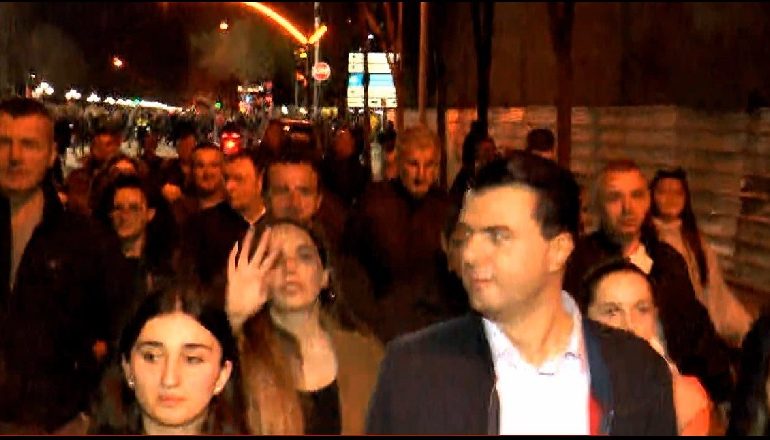 DY ORË NË TUBIMIN E METËS/ Basha rikthehet në selinë blu si kreu i PD-së