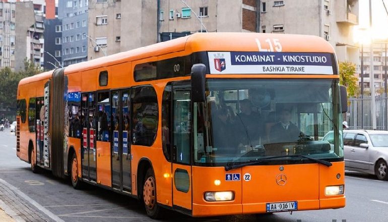 PËRPLASEN DY URBANË NË TIRANË/ Tre të lënduar lehtë