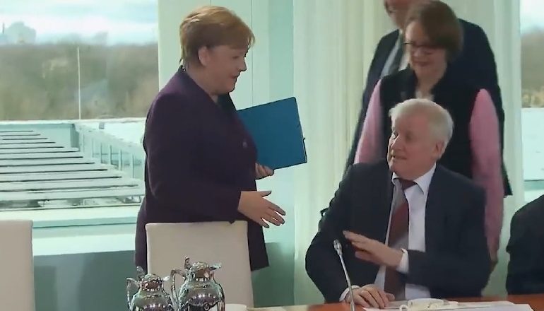 KORONAVIRUS/ Lista e The Guardian: Ndalohen puthjet, përqafimet dhe shtrëngimet e duarve. Si po ndryshon përshëndetja në botë (VIDEO)