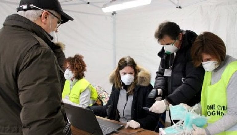 KORONAVIRUSI/ Në Itali rregulla të reja për të gjithë: Jo shtrëngime duarsh, të moshuarit qëndrojnë në shtëpi, 1m…