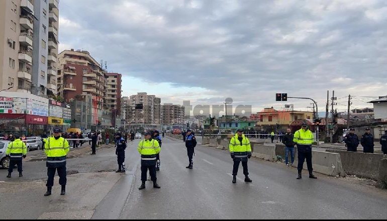 RINISIN PRISHJET E OBJEKTEVE ASTIR/ Policia devijon trafikun pranë zonës së shembjeve