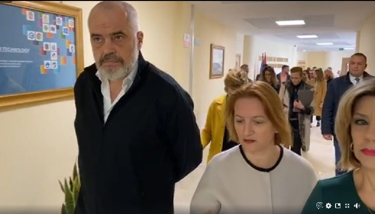 “DO MERRNI RROGË TË PLOTË”/ Rama: 300 nxënës të shkollës profesionale do bëhen pjesë e frontit të rindërtimit!