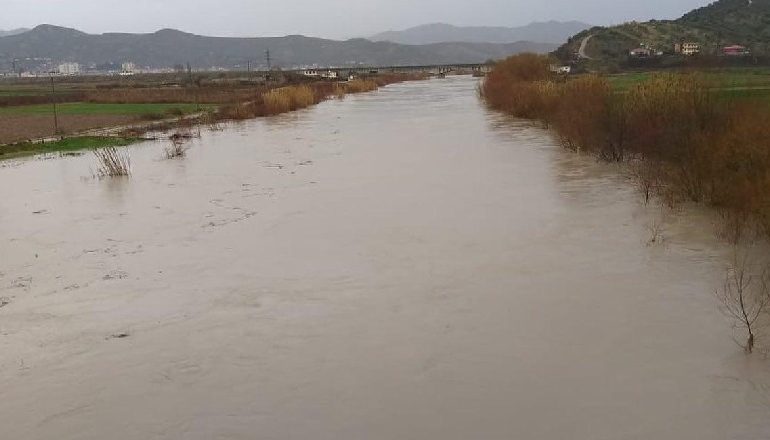“SHKUMBINI PO DEL NGA SHTRATI”/ Braçe thirrje banorëve të 5 fshatrave në Lushnje: Kush është afër argjinaturës…