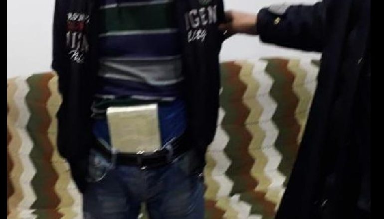 TENTUAN TA TRAFIKONIN NË GREQI FSHEHUR NË TRUP/ Kapen dy korçarë me 1 kg kokainë në Kapshticë (FOTO)