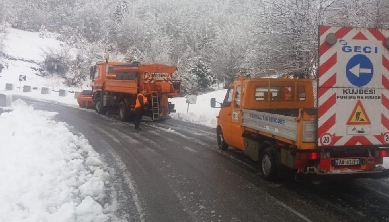 RESHJE BORE DHE SHIU GJATË NATËS/ ARRSH: Drejtuesit e mjeteve të jenë të kujdesshëm për shkak të lagështisë