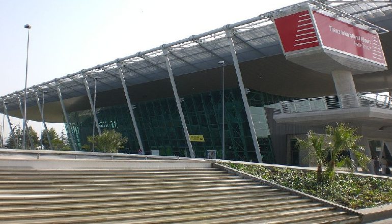 MASAT NDAJ KORONAVIRUSIT/ Pezullohen fluturimet drejt 10 aeroporteve të Italisë (LISTA)