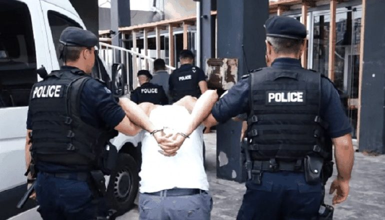 RRËMBYEN ME FORCË NË MAKINË NJË 16-VJEÇAR DHE E DHUNUAN/ Në pranga tre persona në Durrës