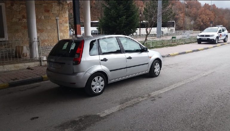 KANABIS NË FORMË ÇOKOLLATE NË PJESËN E BARKUT DHE KËPUCË/ Arrestohet 32-vjeçari në Kapshticë