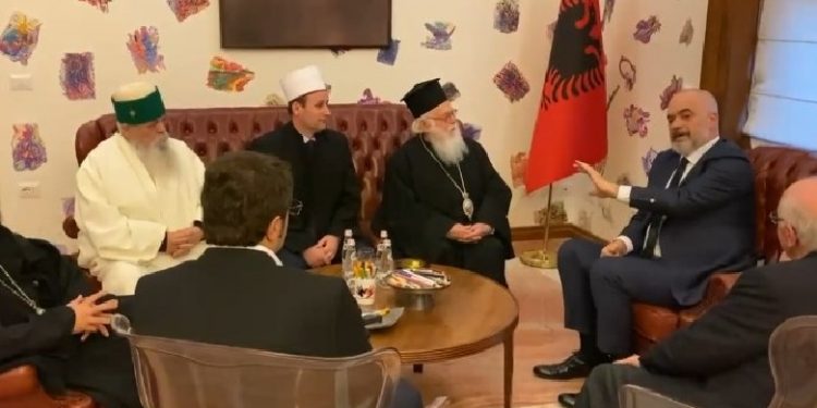 TAKIMI ME KLERIKËT/ Rama: Shmangni disa rituale të panevojshme. Xhamitë dhe kishat nuk mbyllen