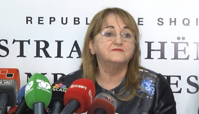 KORONAVIRUSI/ Rakacolli: Karantinimi i detyrueshëm i rëndësishëm…Ka panik të madh por rrinë në kafe ngjitur me njëri-tjetrin