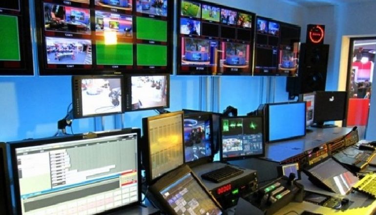 KORONAVIRUS/ AMA apel mediave: Ruani distancën e të ftuarve në programet televizive