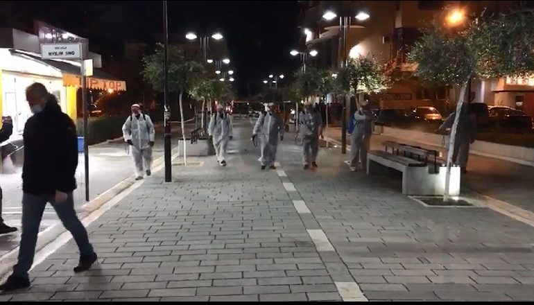 KORONAVIRUSI/ Vijon dezinfektimi i ambienteve publike në të gjithë vendin