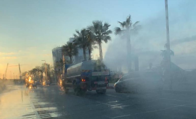KORONAVIRUSI/ Durrësi dezinfekton rrugët, parqet dhe tregjet (FOTO)