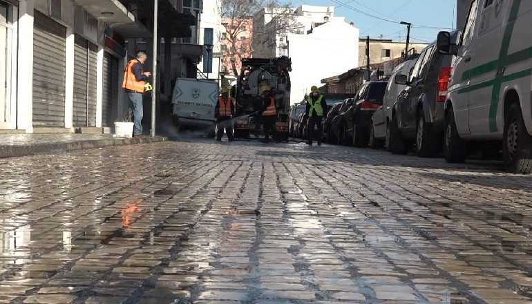 KORONAVIRUSI/ Dezinfektohet pedonalet në qytetin e Shkodrës. Rrethrrotullimet kryesore, sheshet dhe rrugët