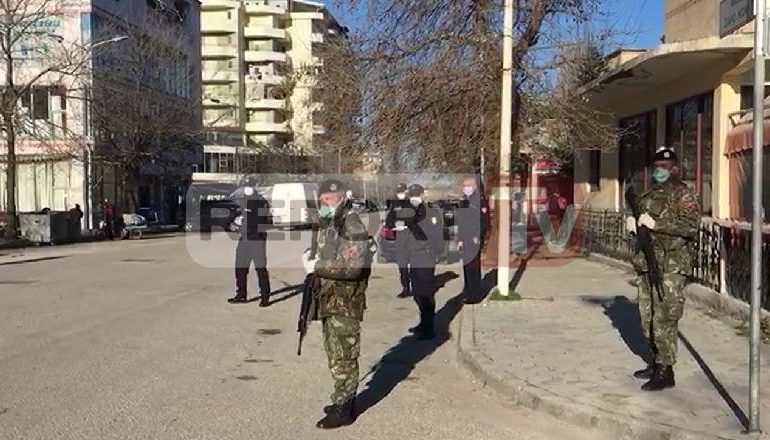 USHTRIA DHE POLICIA POSTOBLLOQE NË TERREN/ Kontroll nëse 25 mijë të ardhurit nga zonat me koronavirus janë në vetëkarantinë