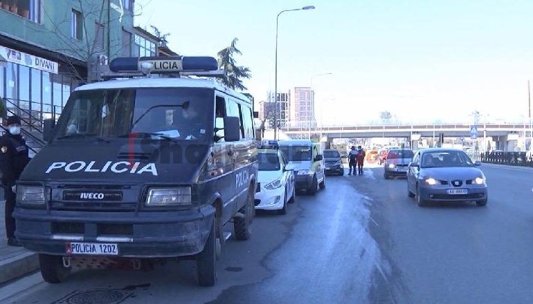 MASAT E RREPTA KUNDËR KORONAVIRUS/ Nga nesër në 06:00 deri të dielën në mesnatë mbyllet qarkullimi edhe i automjeteve private në 8 qarqe
