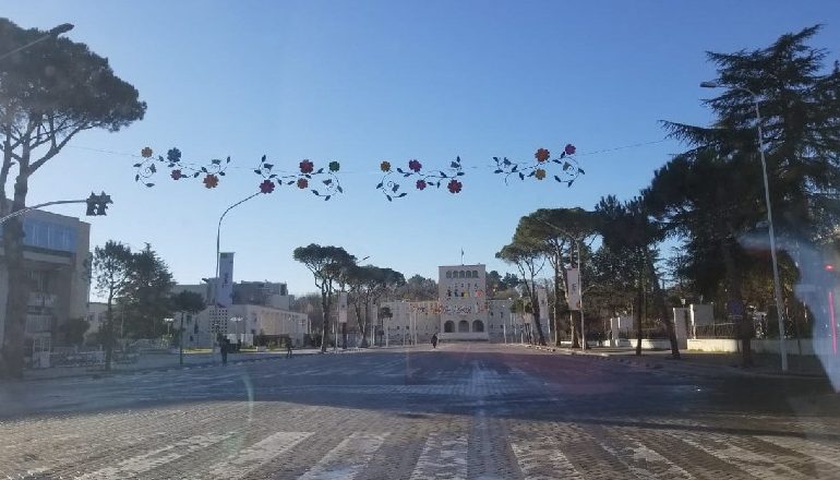 “SHTETRRETHIMI” KUNDËR KORONAVIRUSIT NË TIRANË/ Ja situata pas ndalimit të qarkullimit të makinave nga sot deri të dielën