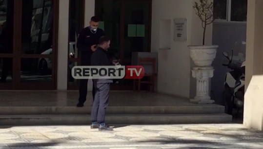 “SHTETRRETHIM” PREJ KORONAVIRUSIT/ Fieri me qytetarë të “pagdhendur” që dolën me makina, Braçe vizitë blic në Bashki (VIDEO)