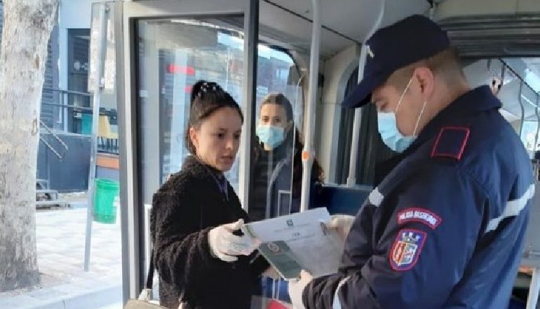 MASAT NË TIRANË/ Një udhëtim në autobusin vetëm me personel mjekësor, këshillat e bluzave të bardha për koronavirusin