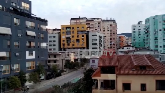 PAS DUARTROKITJEVE/ Në orën 12:00 të gjithë gati për të shijuar “spektaklin” nga dritaret e shtëpisë, ja nisma e veçantë (FOTO)