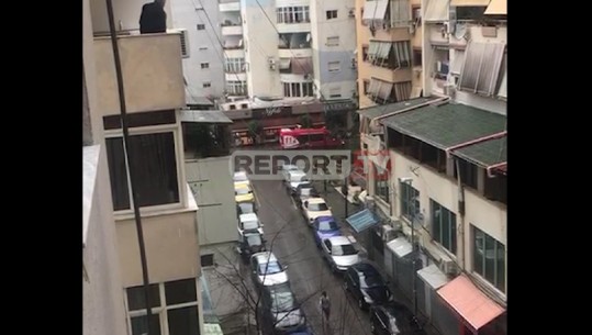 KORONAVIRUSI/ Himni kombëtar kumbon nga ballkonet e shqiptarë (VIDEO)