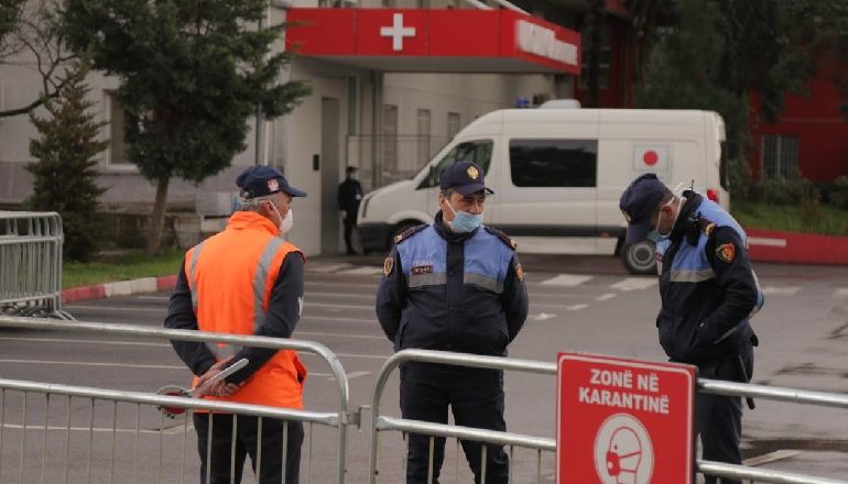 KORONAVIRUSI/ Çifti nga Elbasani u infektua nga djali i tyre. Rëndohet gjendja e gruas…
