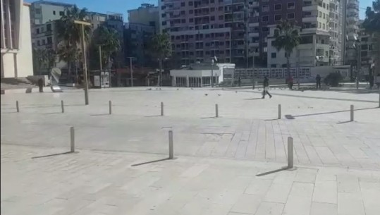 “SHTETRRETHIM” PREJ KORONAVIRUSIT/ Durrësi, Fieri dhe Kukësi bien në qetësi. Njerëzit dhe makinat numërohen me gishtat e dorës (VIDEO)