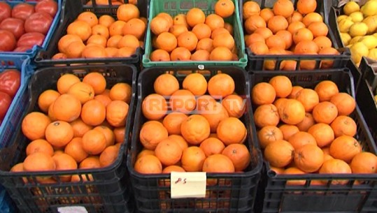 KORONAVIRUSI/ Korça nuk i rrit çmimet e fruta-perimeve. Disa tregtare ndalin punën (VIDEO)