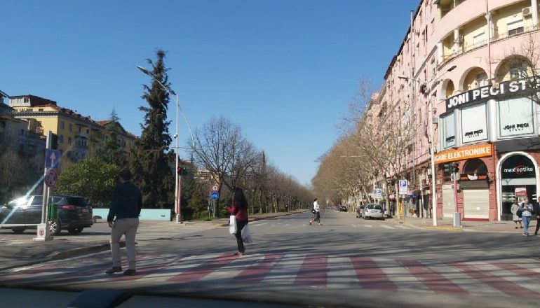 MASAT KUNDËR KORONAVIRUSIT/ Shqiptarët nuk ndalin xhirot! Shtohen ditët në karantinë, por jo ndërgjegjësimi i njerëzve