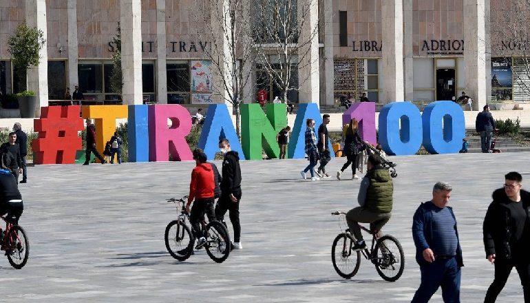 MASAT KUNDËR KORONAVIRUSIT/ Nga sot kalimtarët do lëvizin vetëm 6 orë në ditë pa ASNJË në krah…kush e shkel gjobitet 10 mijë lekë