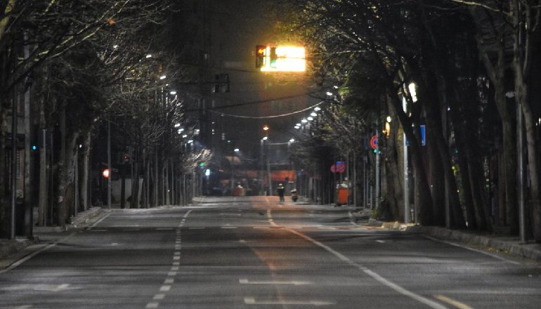 SOT SHQIPËRIA NË IZOLIM TOTAL/ Gjithçka mbyllur, askush nuk lejohet të dalë nga shtëpia