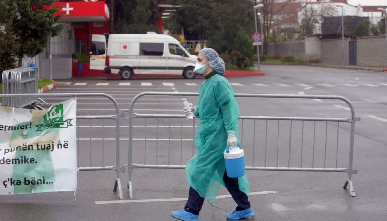 KORONAVIRUSI/ Ndërron jetë në spitalin infektiv pacienti 66-vjeçar, viktima e 8 në Shqipëri